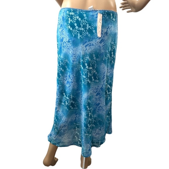 GERIC NEW YORK | BLUE FLORAL FLOWY SKIRT - Picture 3 of 8